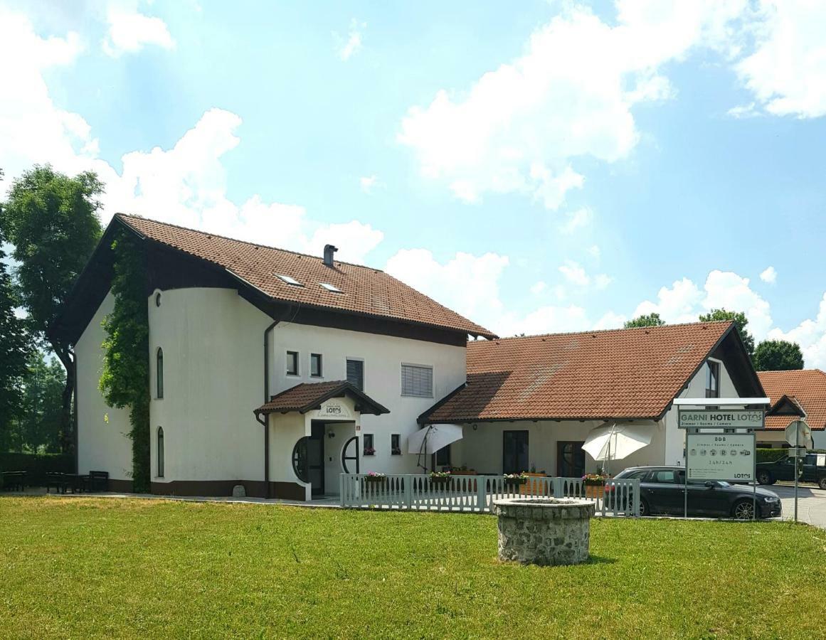 HOP HOUSE Garni Hotel Postojna Exteriör bild